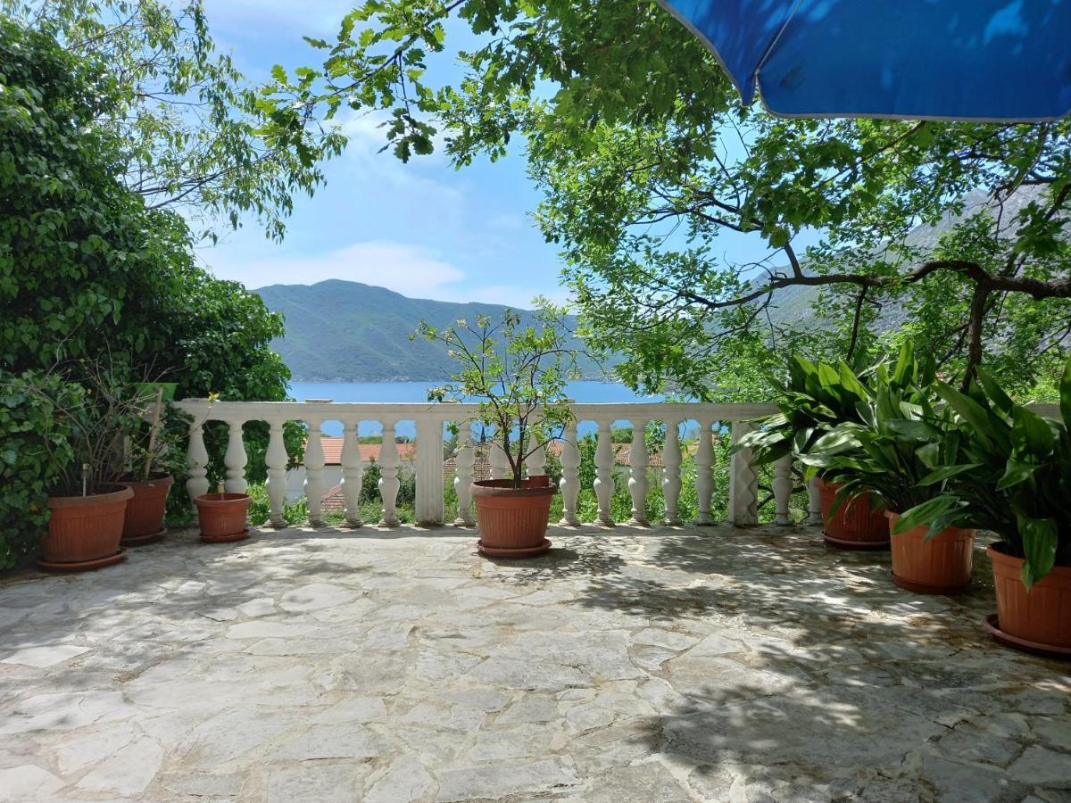 Sea View Hotel Рисан Екстериор снимка