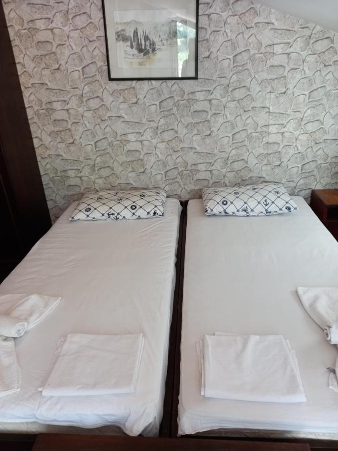 Sea View Hotel Рисан Екстериор снимка