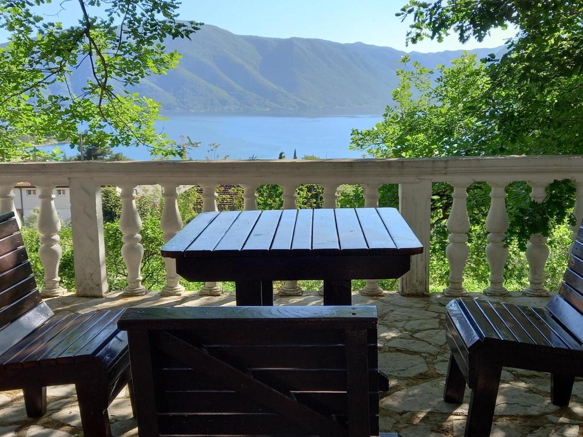Sea View Hotel Рисан Екстериор снимка