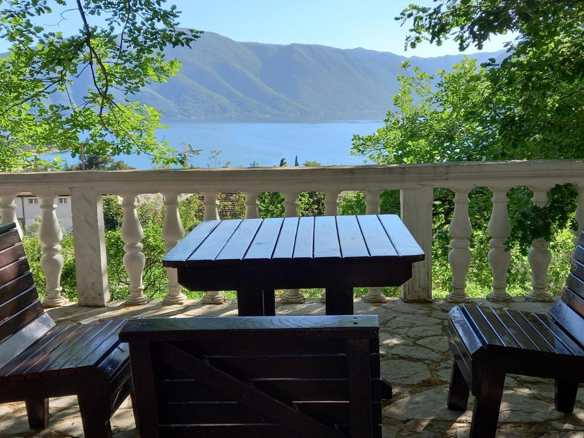 Sea View Hotel Рисан Екстериор снимка