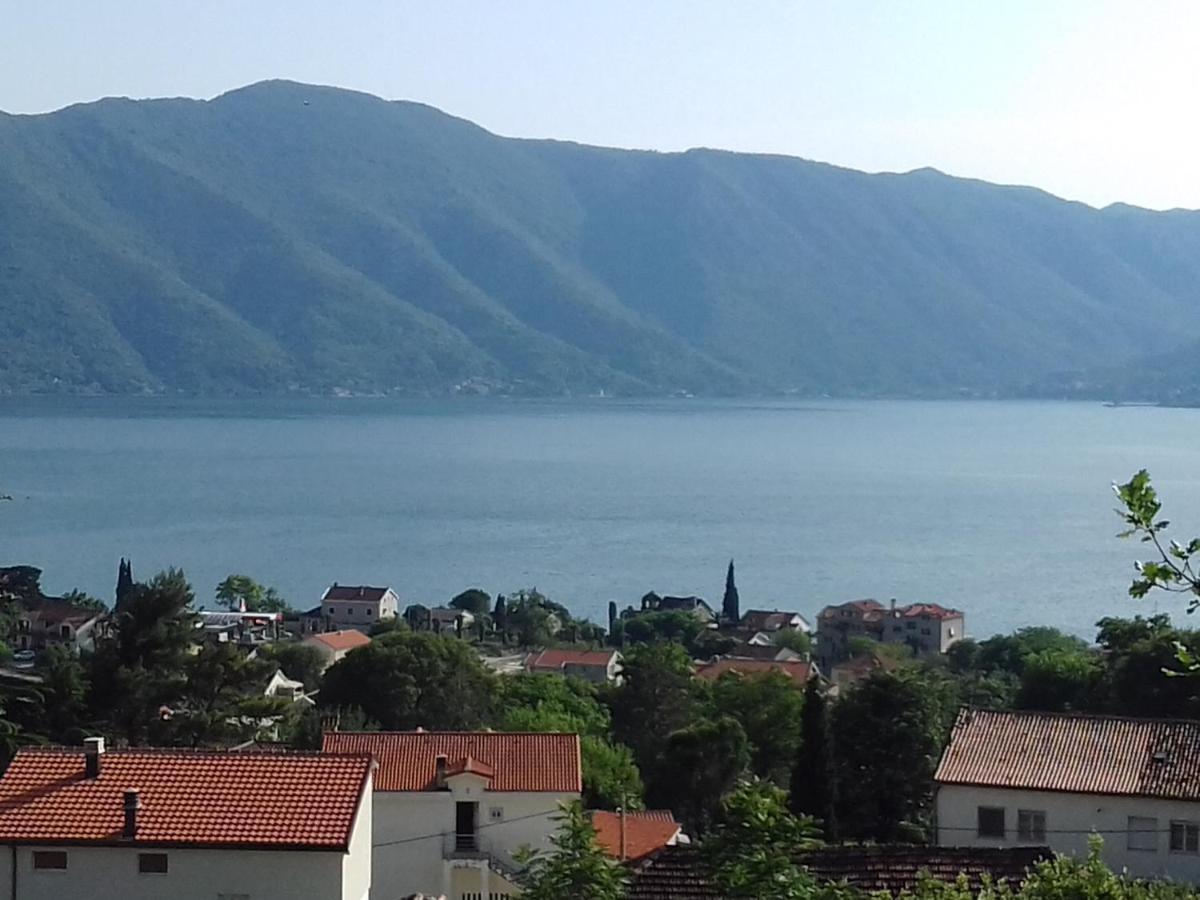 Sea View Hotel Рисан Екстериор снимка