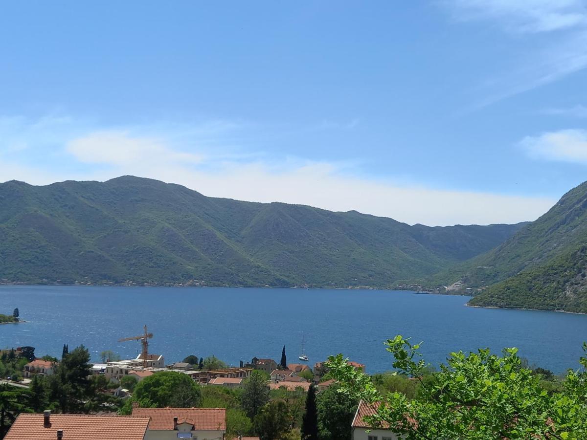 Sea View Hotel Рисан Екстериор снимка